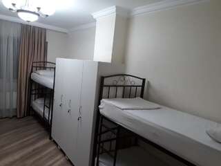 Хостелы Oscar Hostel Баку Кровать в общем 8-местном номере для мужчин и женщин-1