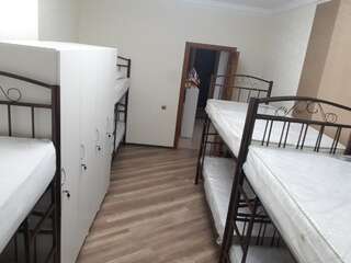 Хостелы Oscar Hostel Баку Кровать в общем 8-местном номере для мужчин и женщин-5