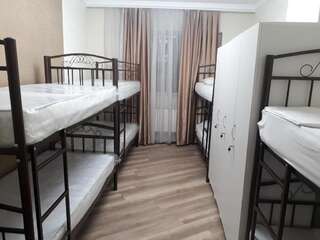 Хостелы Oscar Hostel Баку Кровать в общем 8-местном номере для мужчин и женщин-9